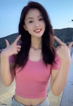 甜美小姐姐「小李同学」户外分享恋爱手势舞  网友:笑起来真好看