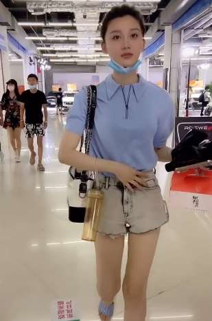 车模小姐姐下班收工 据说一次出场费都好几十万!