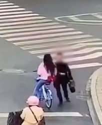 莫名其妙!男子过马路故意撞倒骑车女孩!