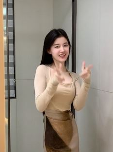 可御可甜小姐姐「小思思」气质穿搭居家浅跳 网友:越来越有女人味