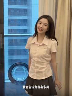 网红歌手「王小草」居家翻唱《让我轻轻的告诉你》，歌声比杨钰莹还甜！