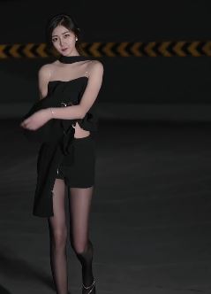 纯欲美女「涵火火」穿黑丝溜大街,网友:就喜欢主播的穿衣风格