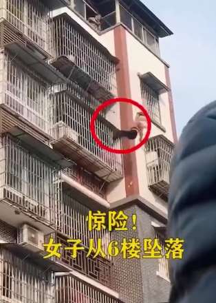 女子从6楼坠下 还好被彩钢车棚接住！