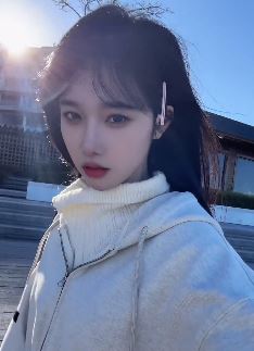 艺人小姐姐「宋昕冉」分享户外随拍 配文：找不到答案就去感受风吧