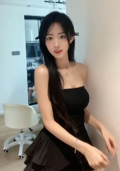 清纯甜美小姐姐「鹿鹿很矮」穿抹胸小黑裙居家浅跳