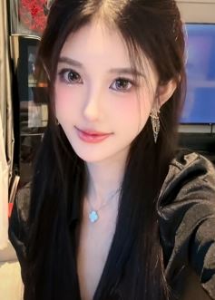 美女主播「奈奈」化精致美妆分享居家随拍 网友:转角遇到爱