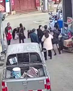 女子不戴口罩硬闯菜市场还打伤劝阻者