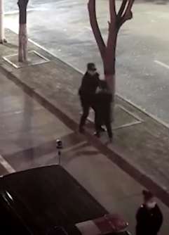 陕西榆林一男子遇查酒驾弃车逃跑撞特警怀里