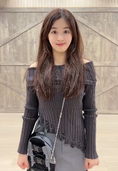 歌手张含韵甜美穿搭跳蘑菇蘑菇手势舞 网友：酸酸甜甜就是你