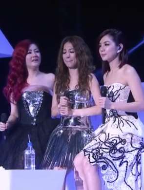 S.H.E现场版《亲爱的树洞》，听着听着就哭了！