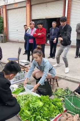 美女卖菜被男子恶搞