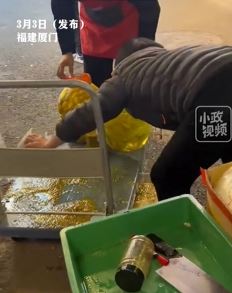 网友曝厦门一店家将洒推车上的百香果汁重新装罐里