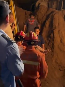 幼儿晚上玩耍时不慎掉入7米深井 民警消防挖掘3小时救出