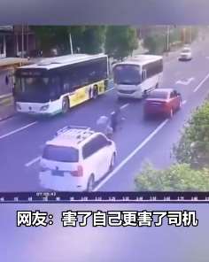女子为赶公交横穿马路，下一秒悲剧了！