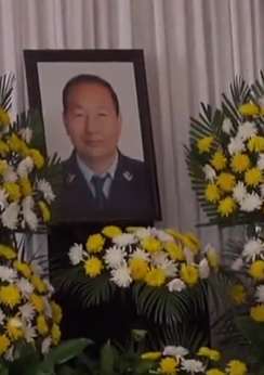 内蒙古为护村民牺牲民警张树伟遗体告别，数千人沿路送别！