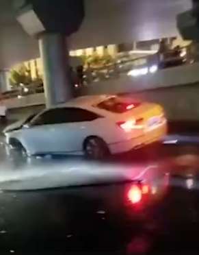 南昌一立交桥两车在凌晨先后坠落，2死1伤