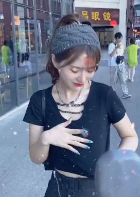 美女街头撩帅哥 撩完发现那不对