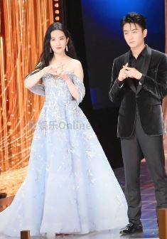 刘亦菲蓝色轻纱珠片长裙出席拾光盛典