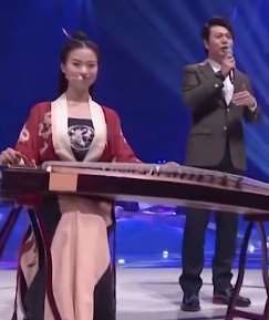 美女古筝弹奏《刀剑如梦》惊艳全场，身后郎朗都看的发呆！