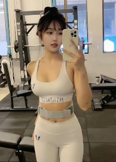 漂亮小姐姐「夏微」分享日常健身vlog  网友:治愈的微笑