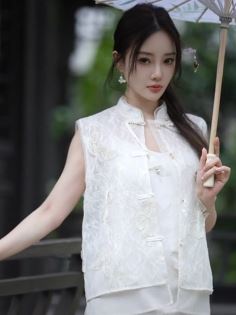 演员李小璐国风穿搭分享景区随拍 网友：缺一个翡翠手镯