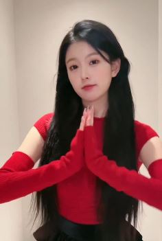 漂亮小姐姐「如花」时尚穿搭居家浅跳 网友:一瓶娃哈哈私奔吧