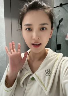 漂亮小姐姐「小然同学」居家分享无美颜状态，就是这么自信！