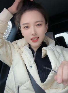 甜美小姐姐「小然同学」分享车内随拍,带个眼镜文静更好看