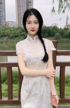 湖南小姐姐「陶桃桃」穿旗袍户外随拍   网友：美如画