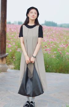 演员菅纫姿优雅穿搭分享户外随拍 配文：浪漫的灵魂从不向平淡的生活妥协