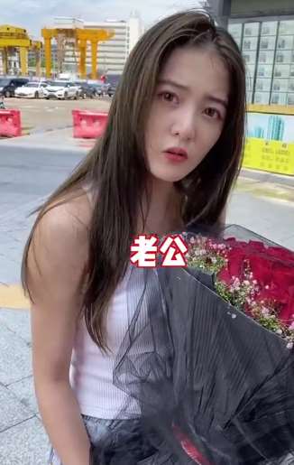 跑腿小哥占美女便宜 叫声老公送一部iphone手机