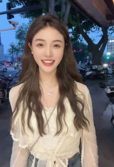 湖南小姐姐「心尖」分享街头散步vlog 网友:这么好看怎么办