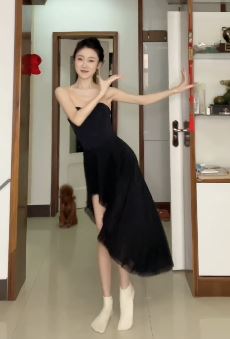 迷人小姐姐「1诺」穿抹胸裙居家跳傣族舞  网友:雅俗共赏