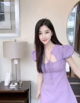 甜甜穿的这件裙子挺漂亮，尽显美女气质！