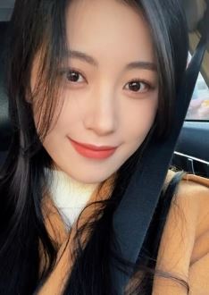 漂亮小姐姐「ElenaChu」分享车内随拍,这颜值美得如此满分。