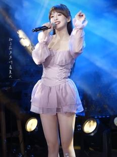 漂亮小姐姐「陈饼饼」穿性感美裙唱《童年》 网友:歌好听,腿更美。
