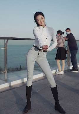 喜感美女海边热舞，海景虽美然身后大哥却无心欣赏！