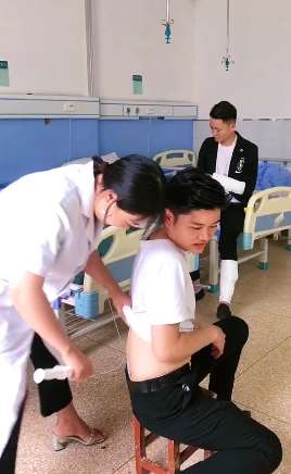 搞笑视频：护士给男子打针，一旁等待男子看完托着伤腿就跑！