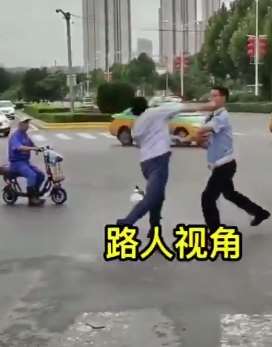 西安一路怒男疯狂追打交警