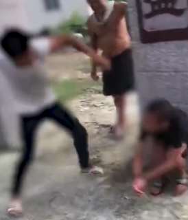 男童被绑石柱鞭打，因被怀疑偷钱