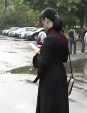 女大学生化浓妆进地铁被拦,坐地铁还有这规定?
