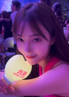 甜美小姐姐「QAnna」到周杰伦香港演唱会现场听歌,感觉青春又回来了!