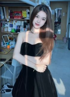 漂亮小姐姐「LLLna3」分享日常穿搭,一款性感抹胸小黑裙彰显女人味!