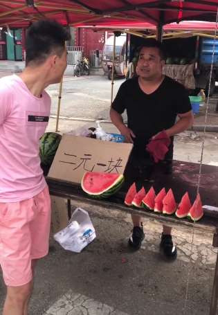 龙哥卖瓜二元一块,小伙以为捡了个大便宜,谁知......
