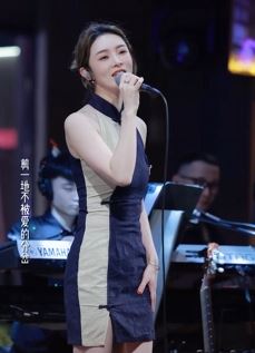 网红歌手「小柴柴」穿旗袍翻唱《短发》,连续听了好几遍!