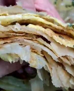 美食：葱花鸡蛋饼新做法，看着就流口水！