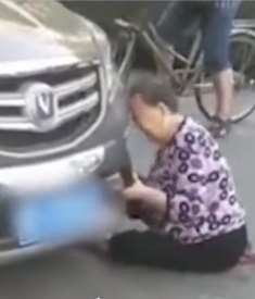 陕西一老太街头碰瓷用头撞保险杠,车主无耐赔了3000元!