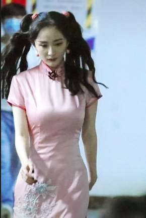 杨幂双马尾+粉色旗袍造型上热搜 少女感十足！