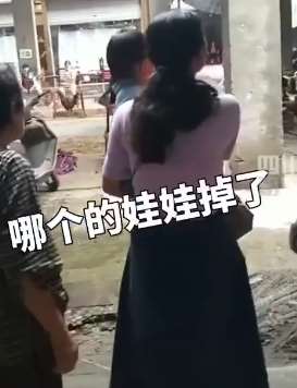 成都一老人买菜忘孙子 大姐一声"吼"帮其寻回