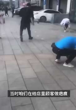 辽宁抚顺一夫妻闹矛盾从楼上撒下5万现金